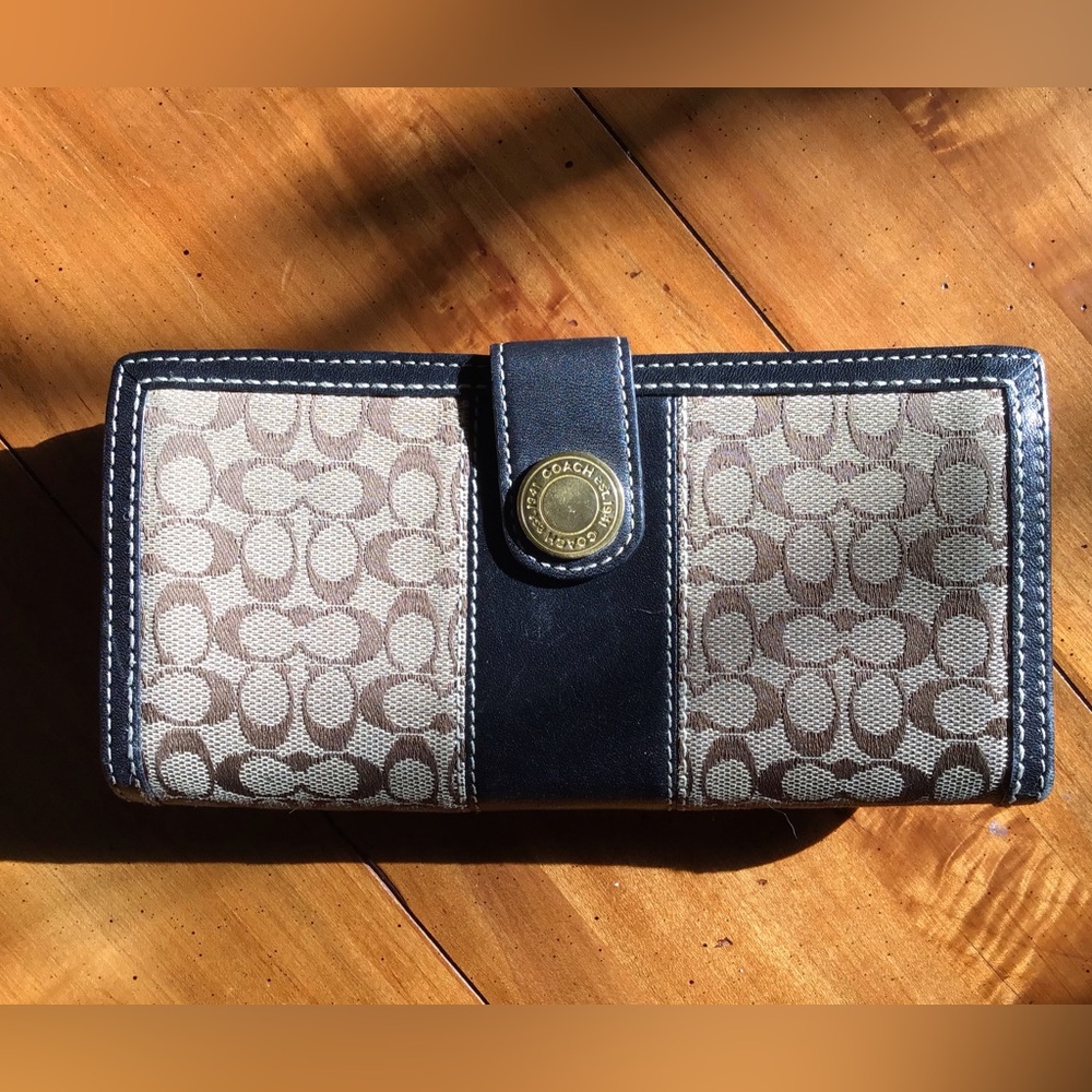 Pre-loved Beautiful Coach Wallet with Coach Logo